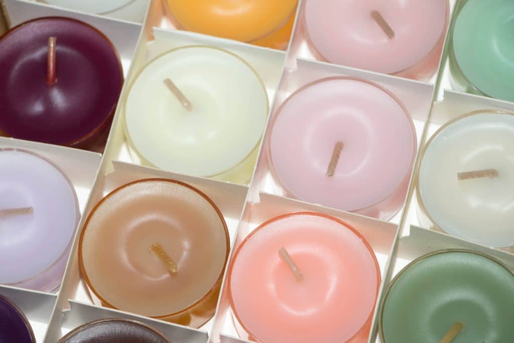 Vonné svíčky různých barev jsou ideálním způsobem jak provonět byt